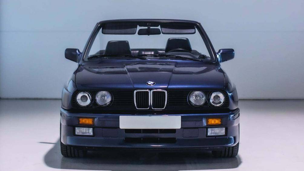 Mẫu xe năm 1989 này được sơn màu xanh kim loại với mui vải màu xanh đậm và có cần gạt nước nhỏ trên đèn pha