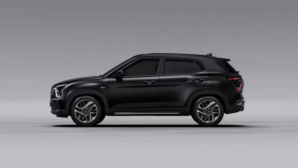 Chiếc xe được phủ lên lớp sơn màu đen phía ngoài, các chi tiết màu chrome được thay thế bằng lớp sơn đen