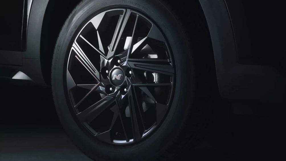 Bộ la-zăng vẫn là loại 18 inch, vị trí trung tâm có huy hiệu N Line thay vì logo thương hiệu