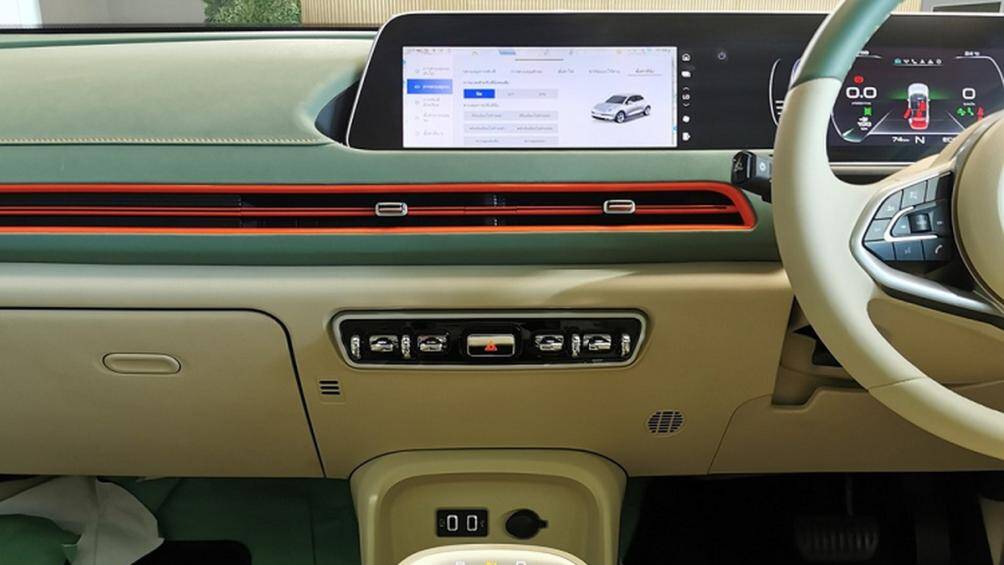 Bên trong ORA Good Cat 2023 là nội thất 5 chỗ ngồi với vô lăng bọc da, tích hợp phím chức năng và mặt táp-lô trang trí bằng chất liệu da lộn