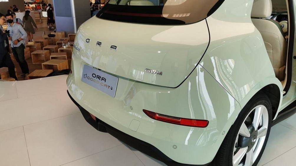 Quãng đường di chuyển của xe sau khi sạc đầy pin lần lượt là 400 km và 500 km theo chu trình thử nghiệm NEDC