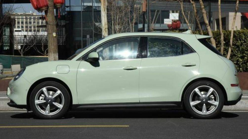 Gương chiếu hậu gập điện/chỉnh điện/tích hợp đèn báo rẽ/nhớ vị trí, cần gạt nước tự động, vành hợp kim 18 inch và cửa sổ trời toàn cảnh Panorama