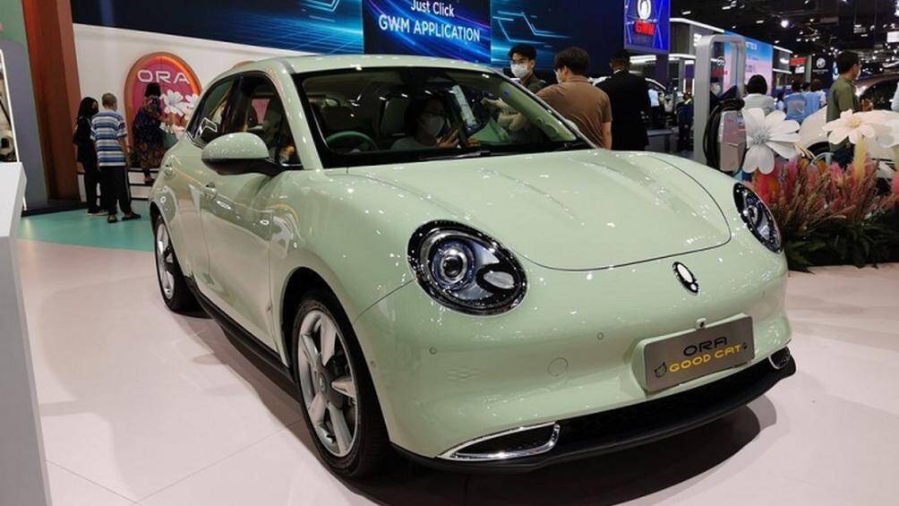 Ngoại thất đáng chú ý với đèn pha LED tự động bật/tắt, đèn chào mừng, đèn chờ dẫn đường, dải đèn LED định vị ban ngày, đèn hậu và đèn sương mù LED