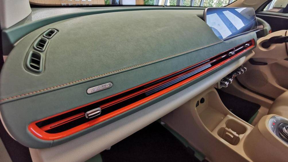 Hệ thống an toàn gồm 6 túi khí, hệ thống hỗ trợ đỗ xe tự động, hệ thống kiểm soát hành trình thích ứng, hỗ trợ ôm cua thông minh