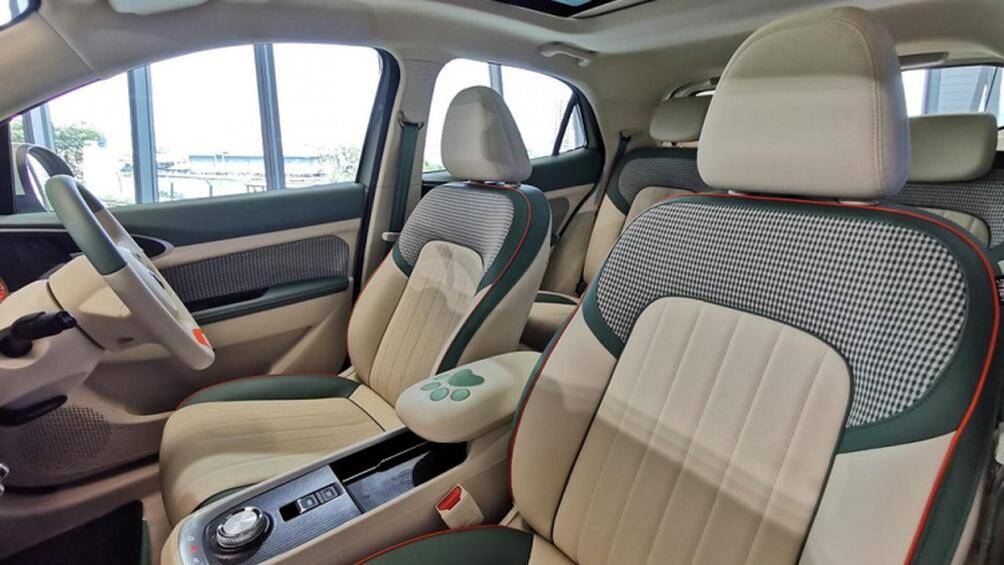 Xe còn có bảng đồng hồ kỹ thuật số 7 inch, màn hình cảm ứng trung tâm 10,25 inch, hệ thống âm thanh tự động điều chỉnh theo tốc độ của xe