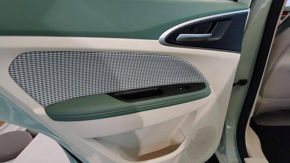 Thời gian sạc pin bằng bộ sạc chậm AC 6,6 kW là khoảng 8 tiếng với pin LFP và 10 tiếng với pin lithium Ternary