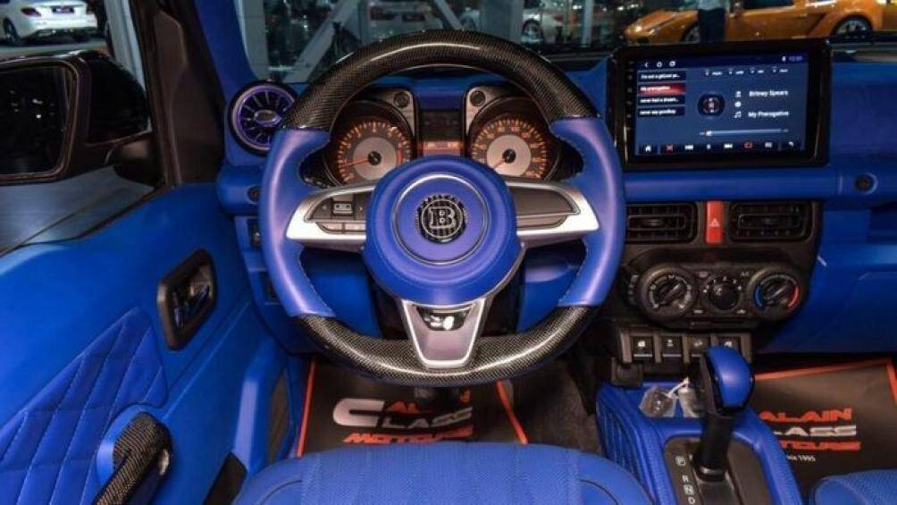 Cabin xe cũng được thiết kế lại, với ghế ngồi cùng bảng điều khiển phía dưới, hộp số, tapi cửa và vô lăng được bọc da màu xanh sáng