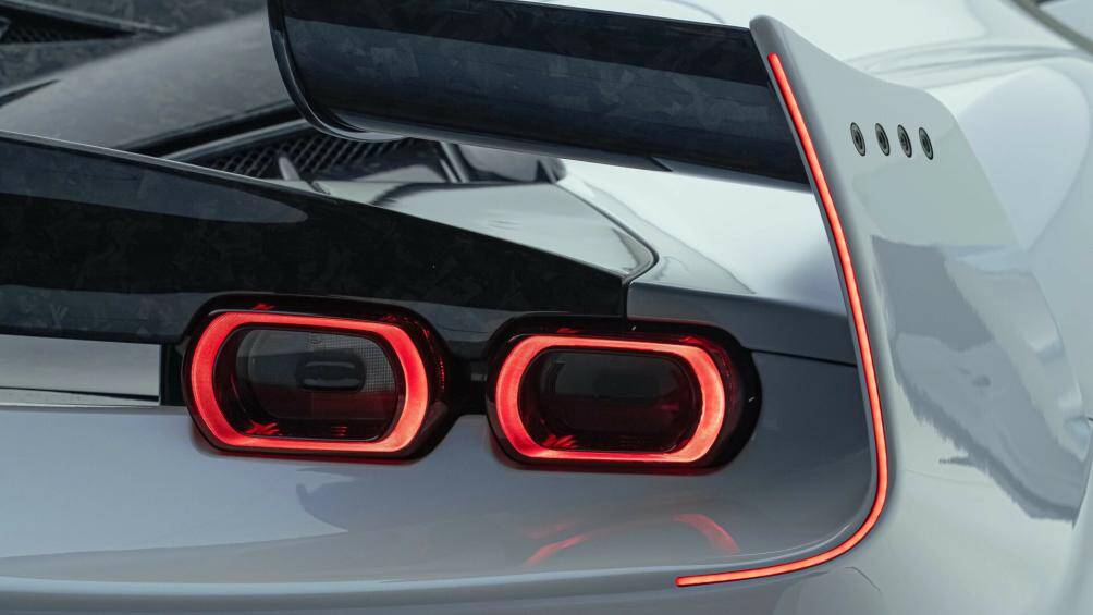 Ferrari SF90 Spider được trang bị động cơ V8 twin-turbo 4.0L, công suất 780 mã lực. Kết hợp cùng 3 động cơ điện cho công suất lên đến 1.000 mã lực