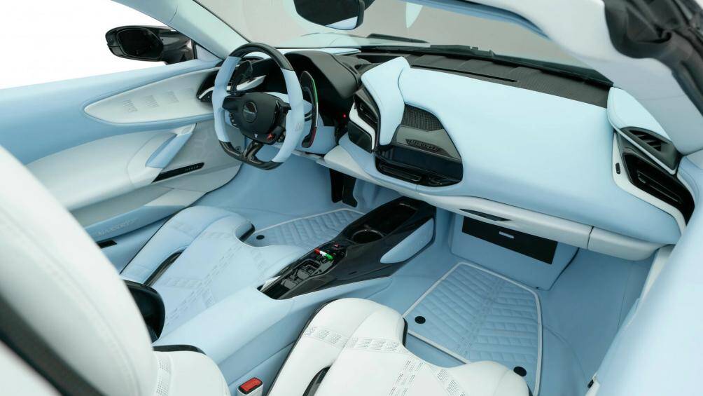 Nội thất của chiếc Mansory F9XX Tempesta Celeste được làm lại hoàn toàn nhằm mang đến sự tương đồng đối với ngoại thất chiếc xe