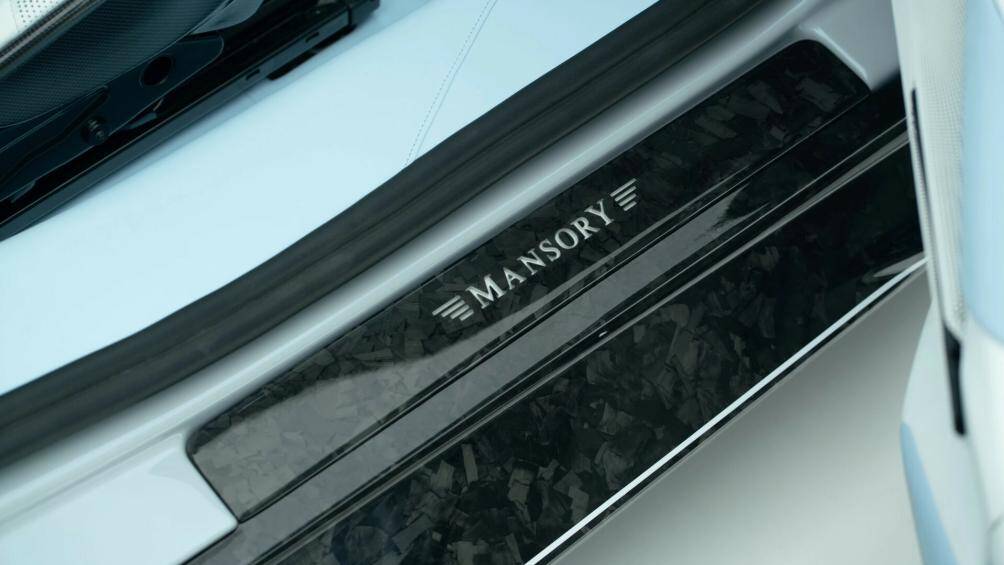 Tại Mỹ, Ferrari SF90 Spider có giá khởi điểm khoảng 557.000 USD. Mức giá của gói nâng cấp Mansory F9XX Tempesta Celeste vẫn chưa được công bố