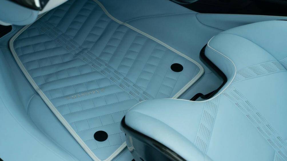 Logo Mansory cũng xuất hiện tại nhiều vị trí như bảng taplo, vô lăng, bệ bước cửa, dây đai an toàn, thảm sàn…