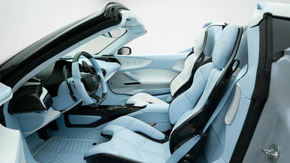 Toàn bộ bề mặt bảng taplo, tapi cửa, ghế ngồi, thảm sàn… được bọc da cao cấp màu xanh nhạt, phối hợp với các chi tiết bằng sợi carbon