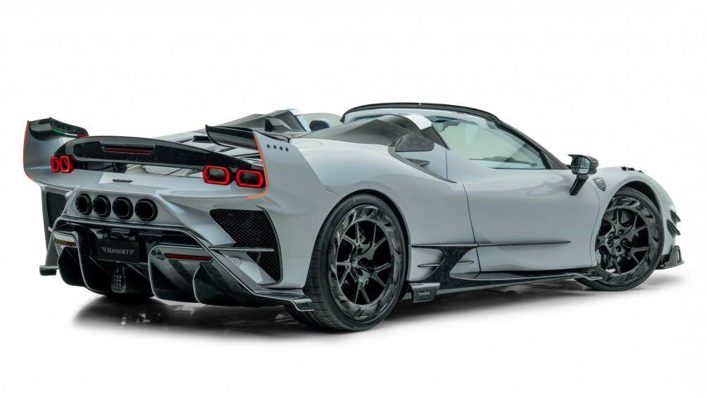 Ngoại thất xe nổi bật với nhiều chi tiết cắt xẻ cùng ốp khí động học, Nắp capo được bổ sung khe thoát khí bên trên hốc bánh trước và khe gió