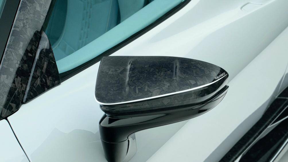 Ốp tai gương ngoại thất được làm từ sợi carbon đúc, hãng độ bổ sung nhiều chi tiết ốp khí động học bằng sợi carbon cho các hốc gió bên hông xe