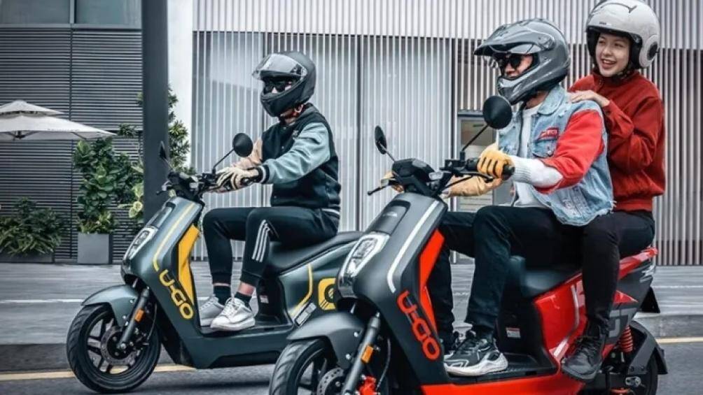 U-GO GT 2023 sở hữu cụm tay lái linh hoạt cho góc lái rộng, cụm đồng hồ của xe là LCD toàn phần có thêm chức năng kết nối với smartphone