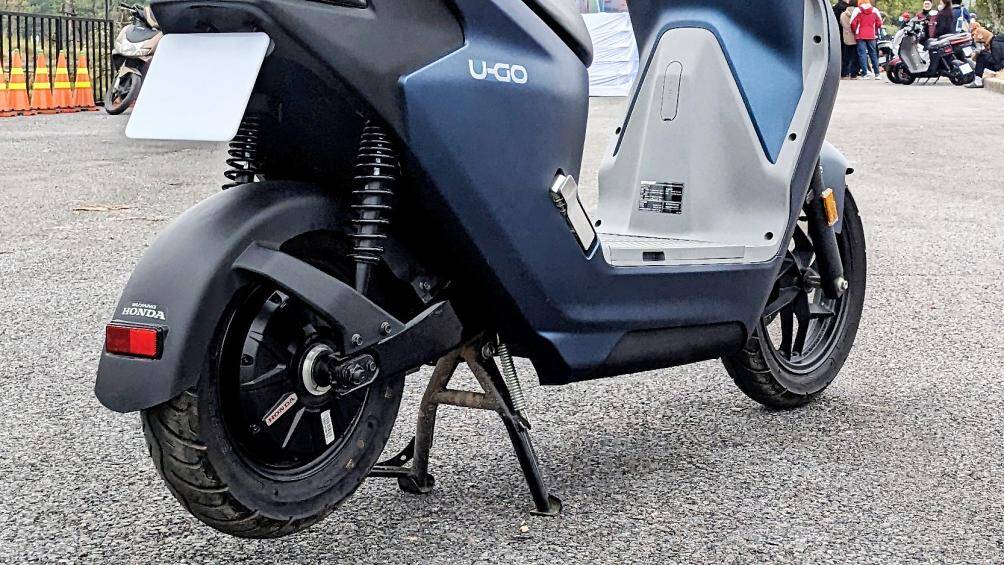 Các trang bị khác trên xe bao gồm: phanh đĩa, giảm xóc ống lồng phía trước, giảm xóc lò xo tang trống phía sau đảm bảo an toàn khi vận hành