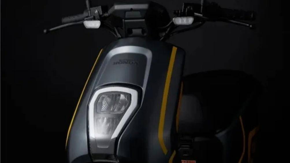 Xe có cụm đèn pha bóng lớn chiếm gần hết mặt nạ trước, trong khi đèn xi nhan được đặt ở đầu xe