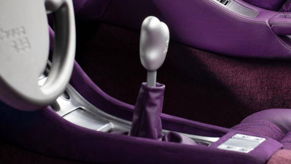 Vô lăng và cần số được lấy cảm hứng từ những khối cầu với kích thước khác nhau. Những chi tiết này được chế tác từ nhôm nguyên khối