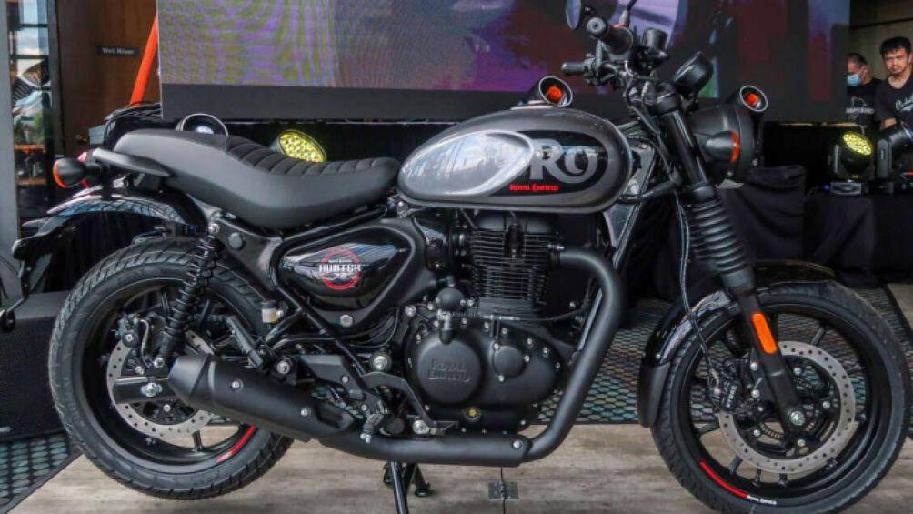 Xe có kích thước vành bánh cỡ 17-inch, với lốp không săm 110/70 và 140/70 cho bánh trước và sau