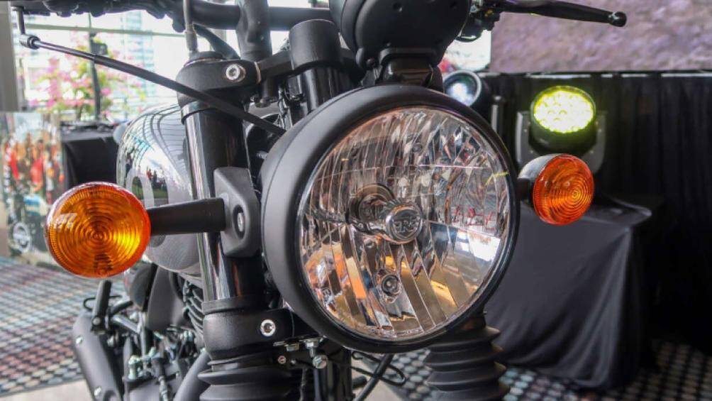 Hệ thống treo trên xe gồm phuộc lồng trước và giảm xóc đôi phía sau, cùng chiều cao yên ngồi 800 mm và bình xăng 13 lít