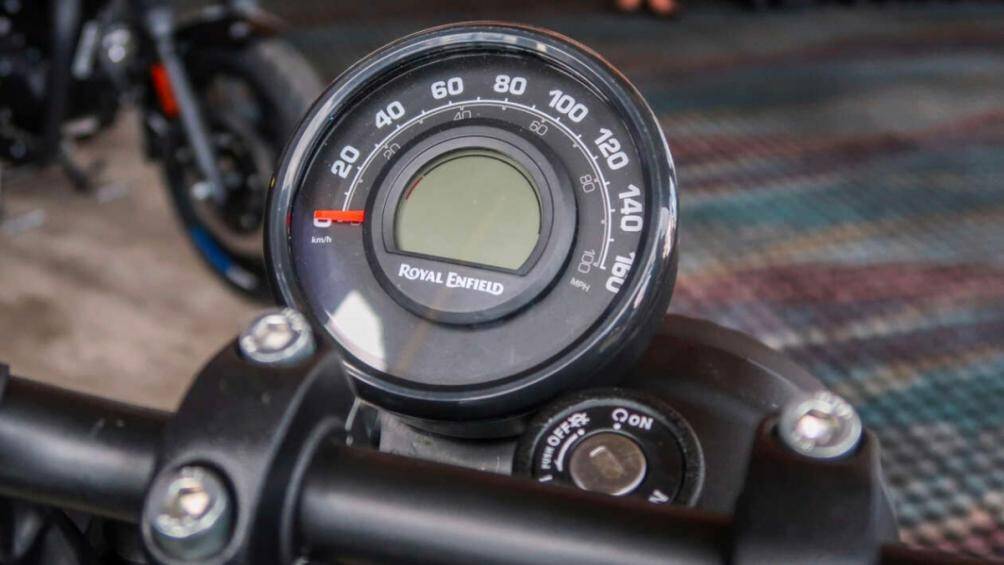 Hunter 350 có sự kết hợp giữa công nghệ analogue và kỹ thuật số cho cụm đồng hồ điều khiển, cùng ổ sạc USB