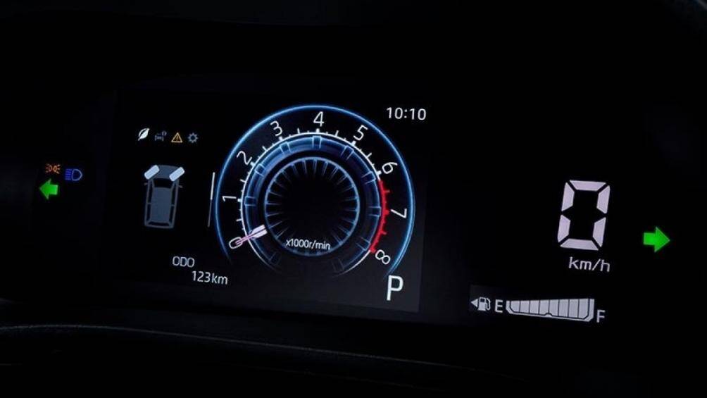 Cụm đồng hồ kỹ thuật số đã được thay bằng đồng hồ cơ và một màn hình đơn sắc ở bên cạnh, rất có thể sẽ xuất hiện trên bản GR Sport