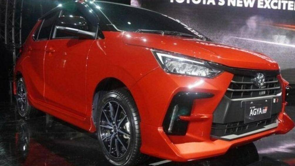 Phần đầu xe sử dụng đèn pha lớn, lưới tản nhiệt năng động và chắn bùn rộng hơn. Phần cản trước được lấy cảm hứng từ Vios hay Avanza