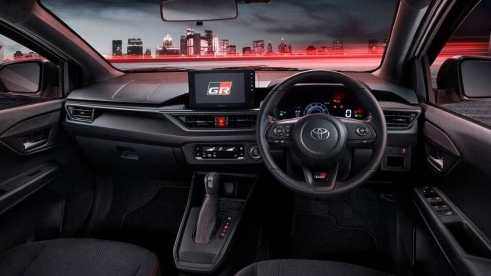 Trong cabin, mẫu xe Nhật Bản đời 2023 xuất hiện nhiều đường nét góc cạnh, sắc nét hơn, tạo cảm giác sang trọng