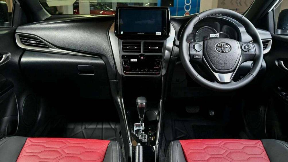 Các hệ thống an toàn thụ động như VSC, kiểm soát lực kéo, hỗ trợ khởi hành ngang dốc, ABS, EBD và hỗ trợ phanh...