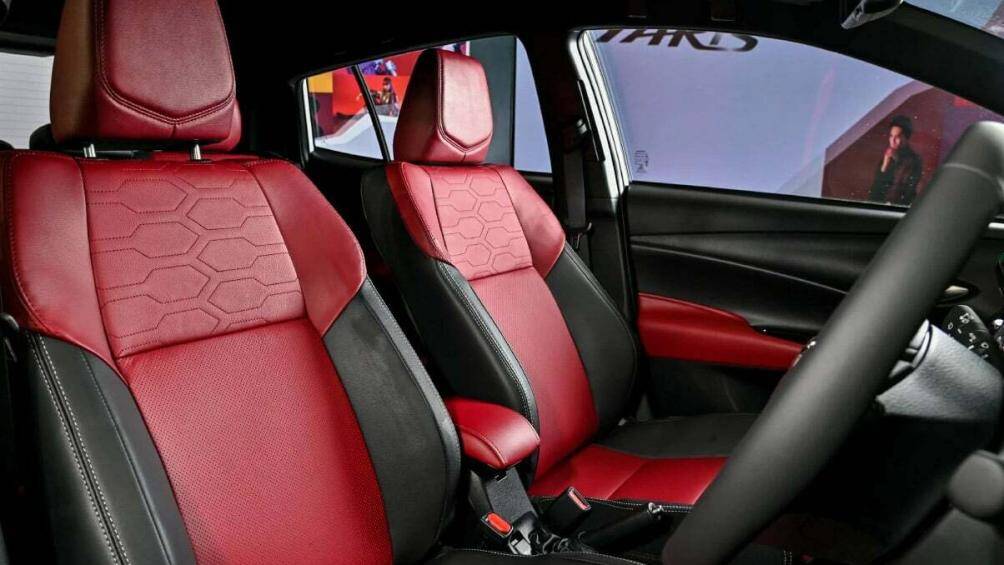 Xe còn được thay đổi vật liệu trang trí, bổ sung thêm cổng USB-C, dàn âm thanh 4 hoặc 6 loa, hệ thống kết nối T-Connect và màn hình camera toàn cảnh...