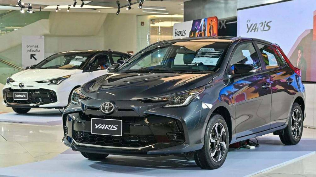 Đèn pha LED có kiểu dáng sắc nhọn và hơi nhô ra phía trước nắp capo. Dưới cản sau là bộ khuếch tán trang trí, có hoa văn carbon