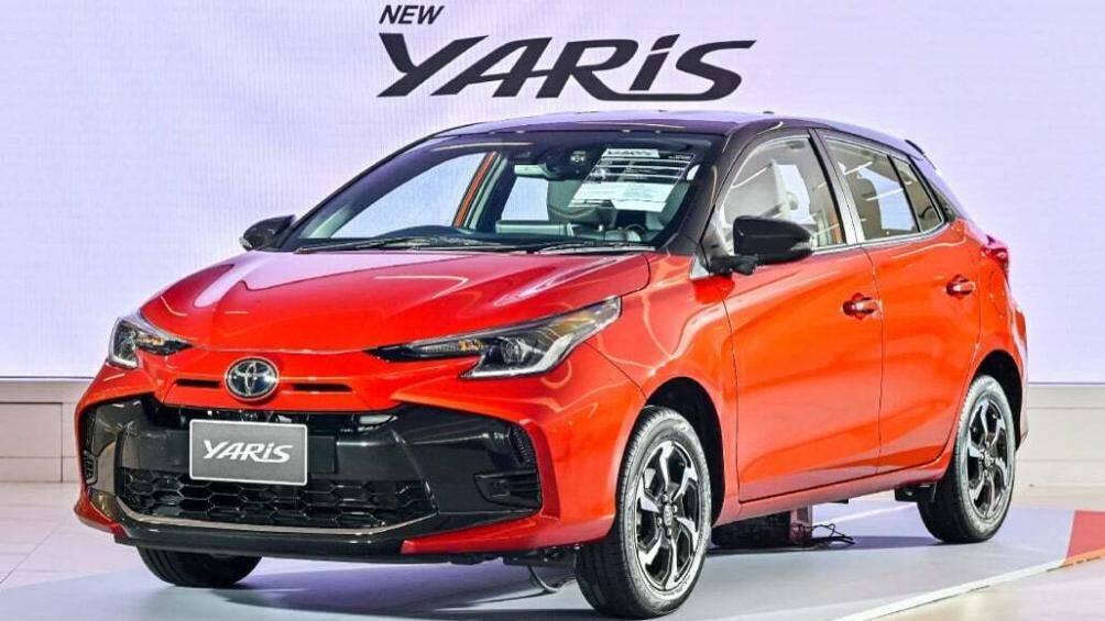 Ở phiên bản nâng cấp 2023, Toyota Yaris trông hiện đại và thể thao hơn. Phần đầu xe nổi bật với thiết kế cơ bắp, khỏe khoắn