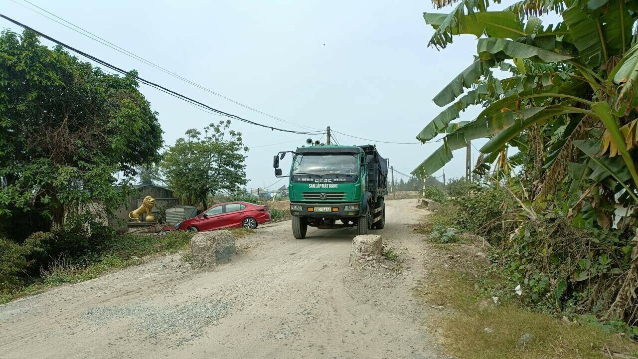 Phía ngoài chân đê cửa sông Tả Hồng Hà thuộc địa bàn xã Nam Hồng, đê biển số 5 trên địa bàn xã Nam Hưng có rất nhiều bãi vật liệu xây dựng chất đầy cát, đá, các xe tải nườm nượp vào bến lấy hàng.