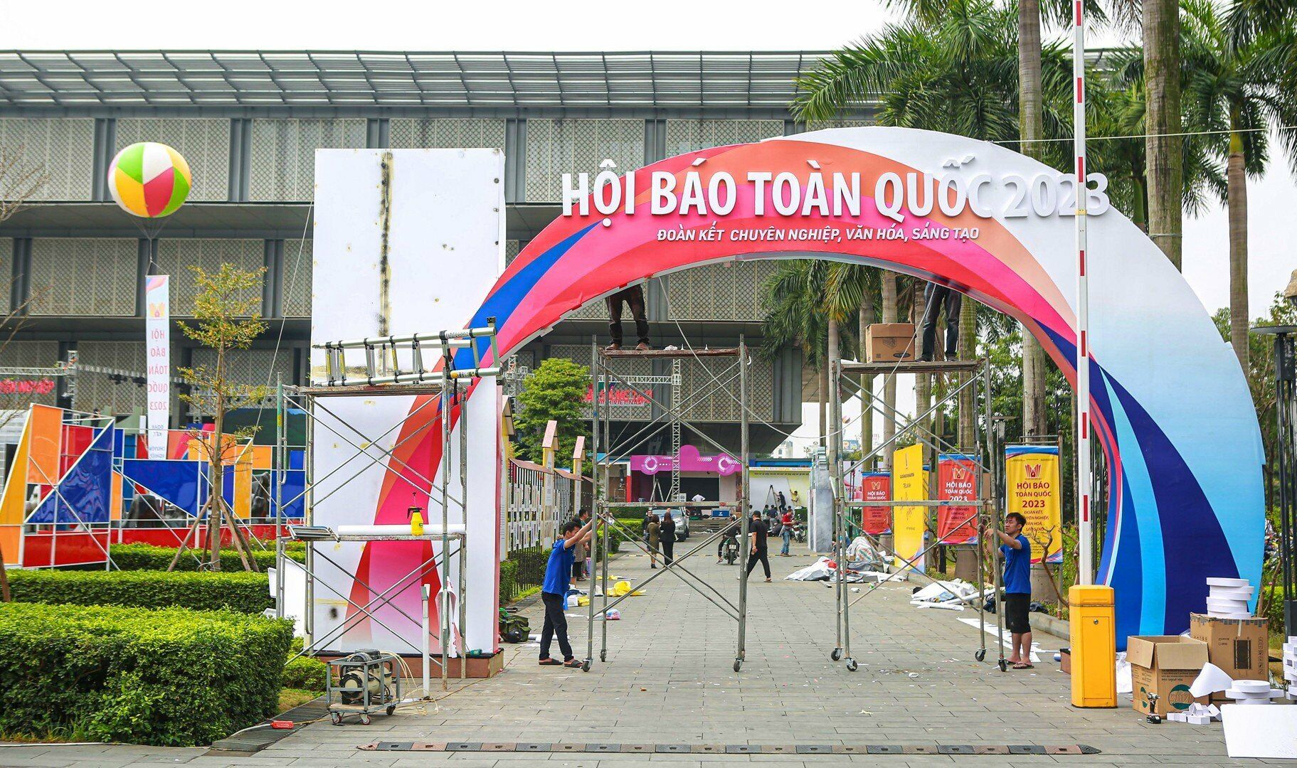 Chiều nay (16/3), tại Bảo tàng Hà Nội, đường Phạm Hùng, phường Mễ Trì, quận Nam Từ Liêm, TP Hà Nội, công tác chuẩn bị cho Hội báo toàn quốc năm 2023 diễn ra tất bật.