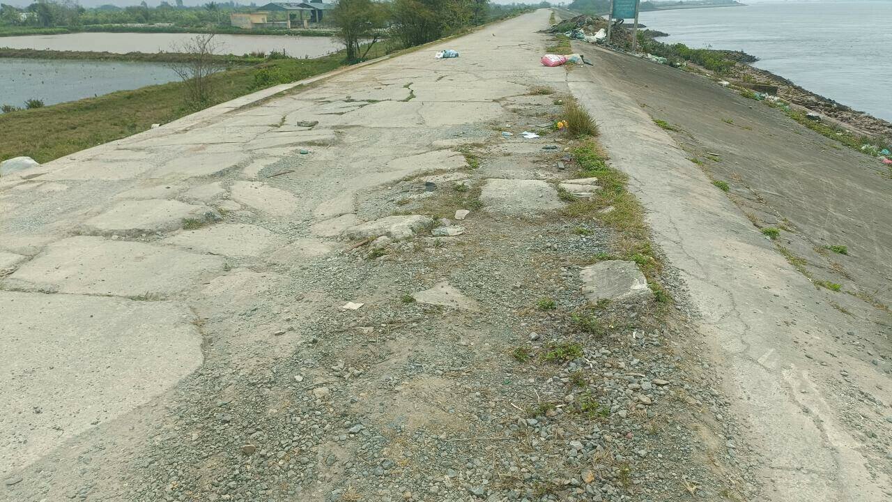 Cụ thể, trên đường đê cửa sông Tả Hồng Hà, tại Km 4+130 (cống Trùng Lang, thuộc thôn Phương Giang, xã Nam Hồng) đến Km 8+00 (thuộc xã Nam Hưng, huyện Tiền Hải), nhiều đoạn đường đê bị đứt gãy thành từng tảng, sụt lún có điểm sâu trên 20cm; rác thải sinh hoạt chất thành đống ngay sát chân và tràn cả ra mặt đê.