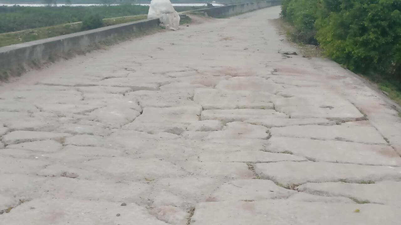 Sau khi ghi nhận hiện trạng tại khu vực nói trên, PV Báo Giao thông đã liên hệ, phản ánh với ông Nguyễn Mạnh Khương, Phó Giám đốc Sở Nông nghiệp và phát triển nông thôn tỉnh Thái Bình. Ông Khương cho biết, sẽ giao cán bộ chuyên môn phụ trách lĩnh vực, Hạt Quản lý đê điều huyện Tiền Hải kiểm tra xác minh, đề xuất phương án xử lý và phản hồi đến Báo Giao thông.