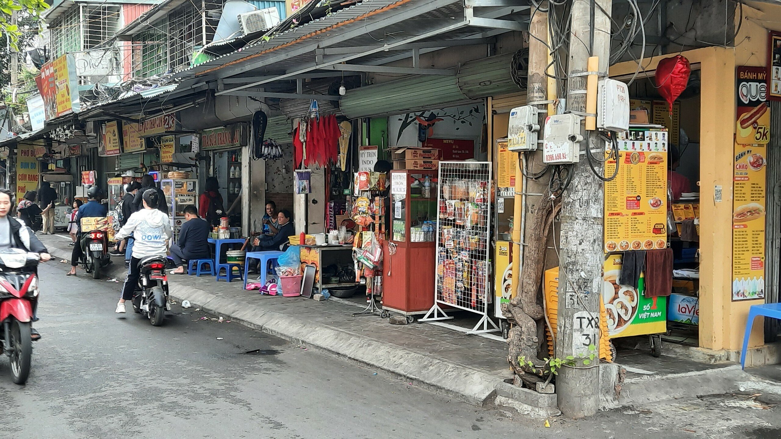 "Hiện nay chúng tôi đã yêu cầu lực lượng dân phòng xóa vạch kẻ trên những vỉa hè không đủ tiêu chuẩn. Việc này sẽ được tiến hành xong trong vài hôm nữa", Chủ tịch UBND phường Thanh Xuân Bắc nói.