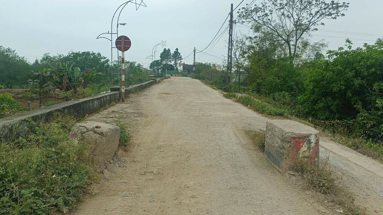 Mặc dù trên tuyến đê biển số 5, đê cửa sông tả Hồng Hà đã được đầu tư các cục hạn chế xe quá tải, nhưng dường như các vật cản này không ngăn được xe tải trọng lớn đi vào đường đê.