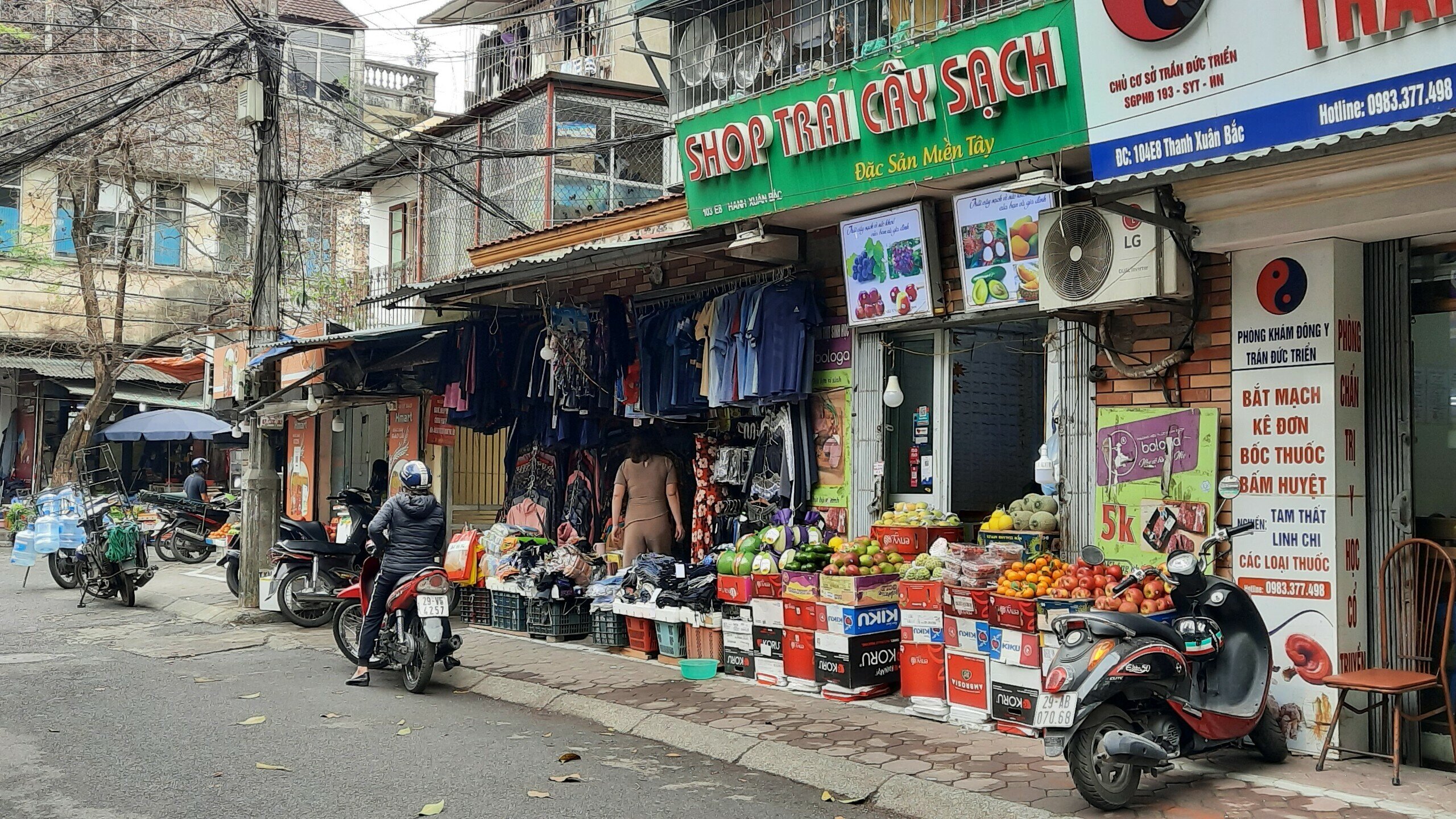 Ông Điệp cũng cho biết thêm, theo quy định phần phía trong vạch kẻ người dân chỉ được phép sử dụng để xe máy, không được sử dụng để bày bàn ghế, hàng hóa.