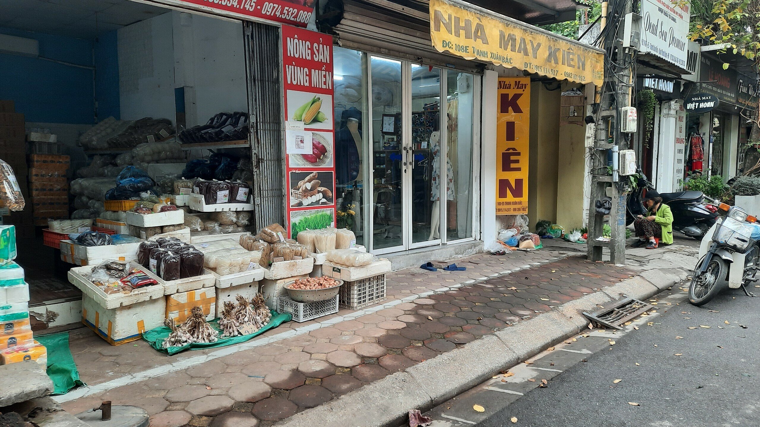 Cận cảnh vạch kẻ sơn khiến vỉa hè ở ngõ 116 Lương Thế Vinh chỉ còn 1 gang tay.