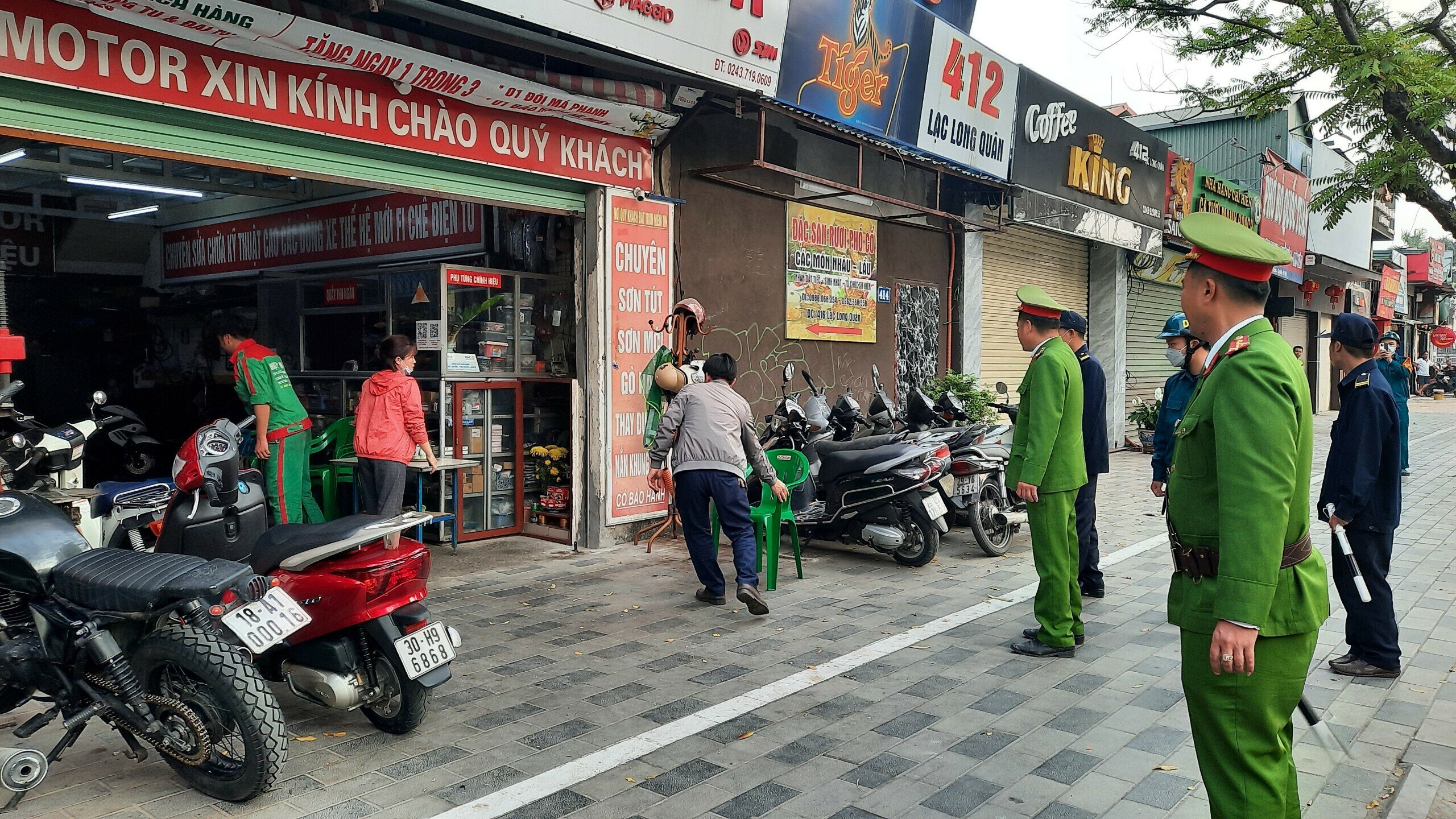 Theo Quyết định 09/2018/QĐ-UBND của TP Hà Nội ban hành quy định về quản lý, khai thác và bảo trì hệ thống đường đô thị, các vỉa hè từ 3 m trở lên và thuộc danh mục các tuyến đường có điều kiện vỉa hè rộng rãi thì cho nhân dân để xe hai bánh tự quản. Ảnh chụp tại đường Lạc Long Quân, phường Nhật Tân, quận Tây Hồ.