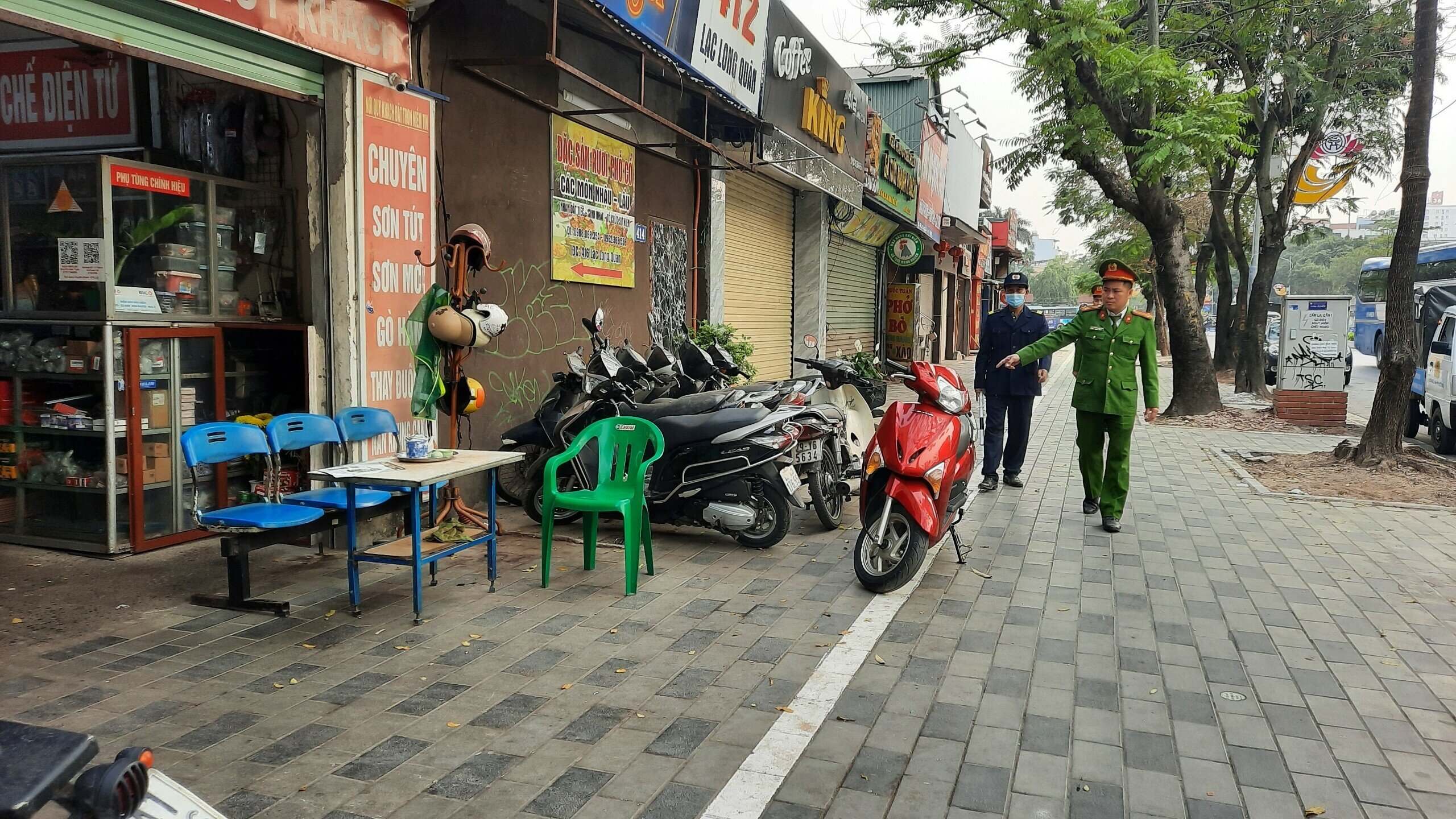 Những vị trí này chỉ được phép để xe 2 bánh, tuyệt đối không được sử dụng để kinh doanh. Người dân cho biết, khi các tuyến phố được kẻ vạch sơn, cùng với sự ra quân của lực lượng chức năng, nhiều vỉa hè đã thông thoáng, quang đãng phục vụ người đi bộ.