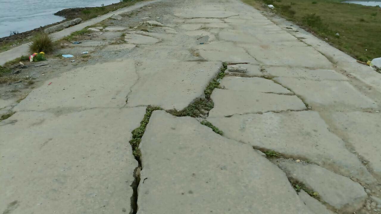 Còn trên đường đê biển số 5 trên địa bàn xã Nam Hưng, huyện Tiền Hải, ghi nhận từ Km 8+00 - Km 3+00 thuộc địa bàn xã Nam Phú, nhiều đoạn cũng bị hư hỏng nặng, lớp bê tông phủ mặt đê đã bị nứt nẻ, đứt gãy, bong lên từng mảng, rung bần bật mỗi khi có xe chạy qua.