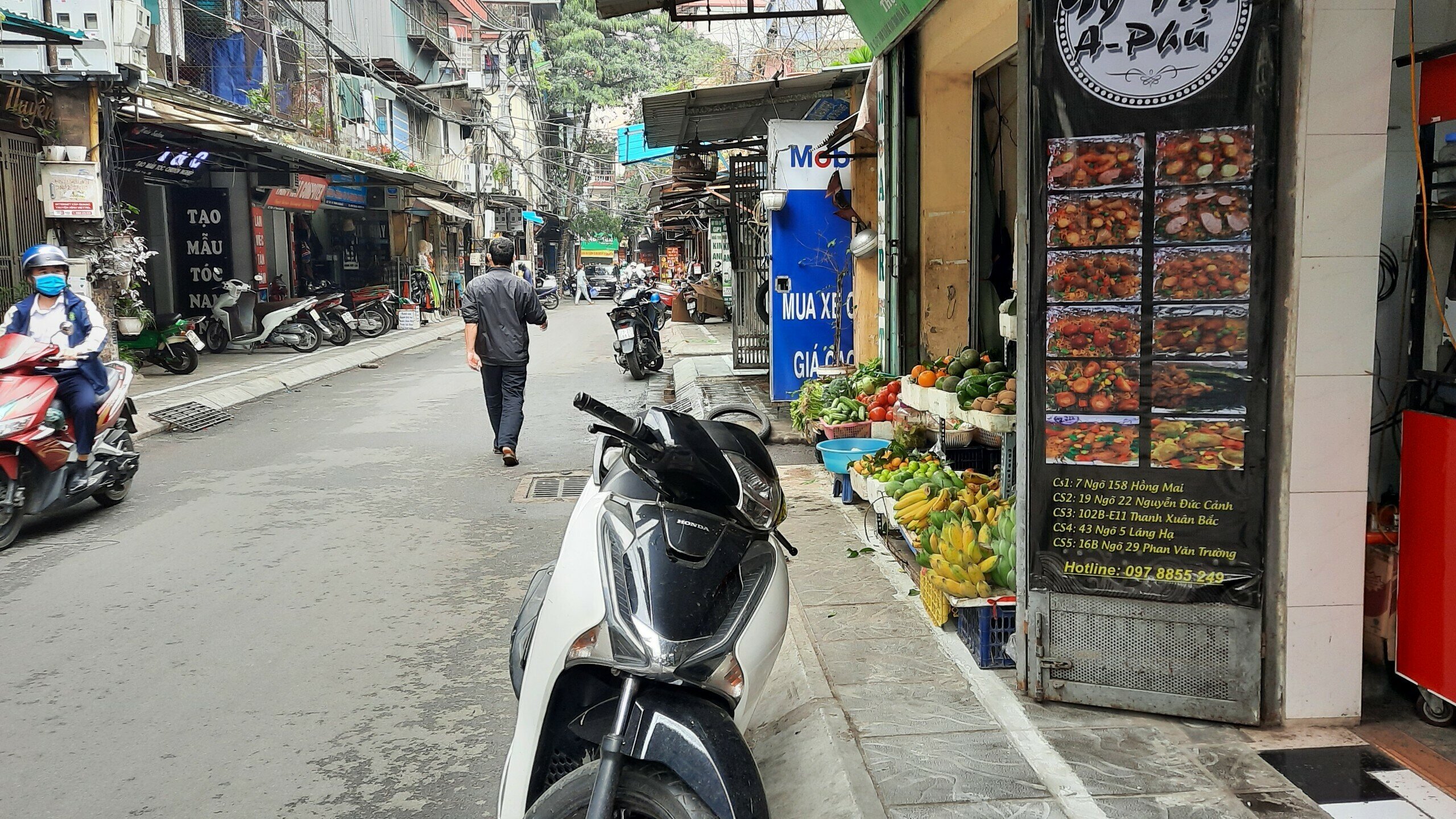 Người dân ở đây cho biết, những vạch kẻ sơn này vừa được lực lượng chức năng phường Thanh Xuân Bắc kẻ được vài ngày để xác định đường dành cho người đi bộ.