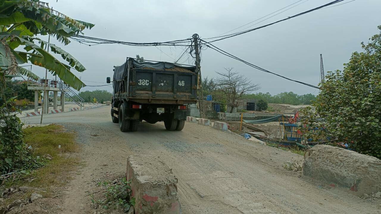 "Ngày nào xe chở vật liệu xây dựng cũng ầm ầm đi trên đường đê, toàn loại xe có tải trọng 15 - 20 tấn trong khi tải trọng cho phép của đường đê chỉ dành cho xe từ 7,5 - 12 tấn. Những chỗ mặt đường bị xe đầm nát lâu ngày không được vá víu, tu sửa nên càng nhanh xuống cấp", ông N.V.A. bức xúc cho biết.