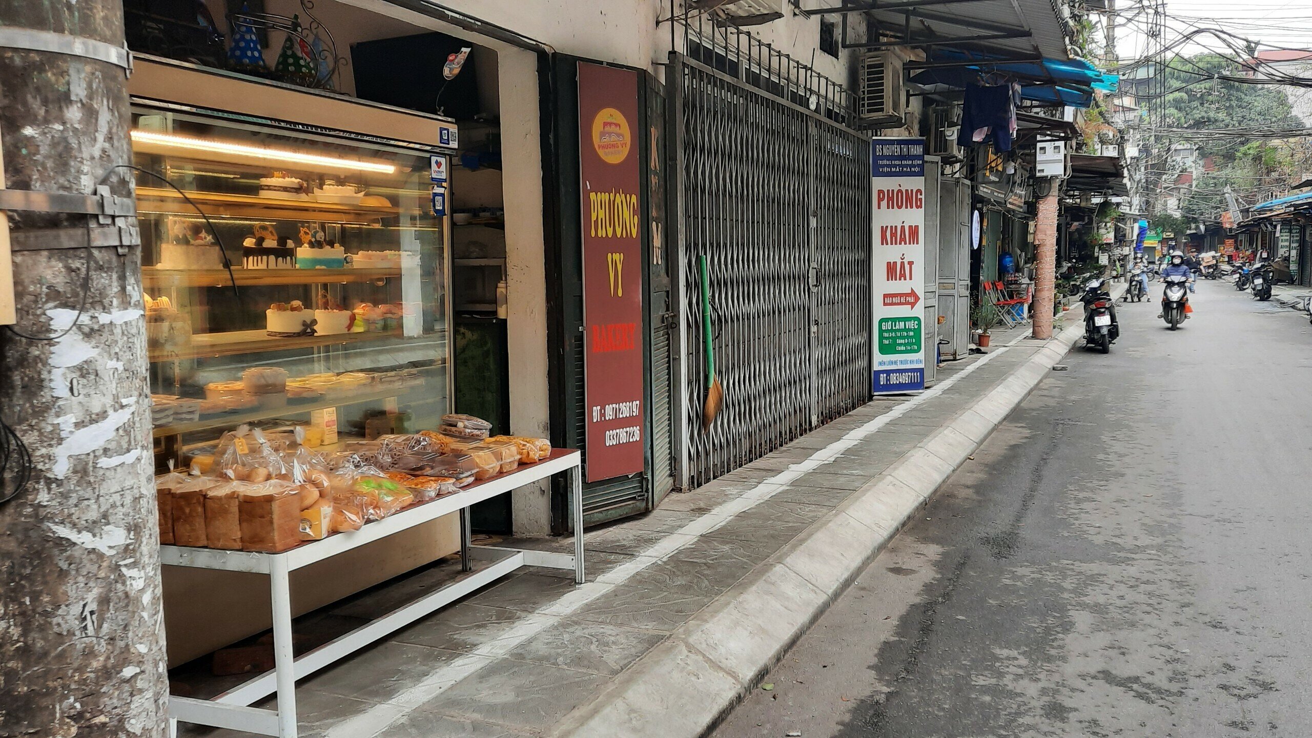 "Vỉa hè vài chục cm mà cơ quan chức năng lại kẻ vạch thế này thì còn đâu lối cho người đi bộ. Theo tôi được biết thì vỉa hè phải ngoài 3m thì mới vạch sơn như thế này", một người dân ở phường Thanh Xuân Bắc cho hay.