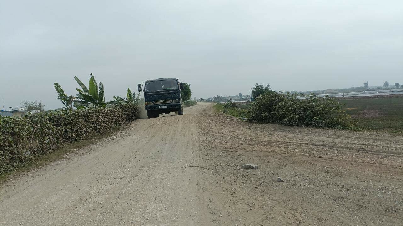 Ông N.V.A. (54 tuổi, trú thôn Phương Giang, xã Nam Hồng, huyện Tiền Hải) cho biết, mặc dù nhiều năm qua, Nhà nước đã rót tiền tỷ để tôn đắp, trải bê tông, cứng hóa mặt và mái đê.
Tuy nhiên, trong khu vực có nhiều bãi chứa vật liệu xây dựng, nên nhiều xe tải trọng lớn ngày đêm qua lại, khiến nhiều đoạn tuyến đường đê xuống cấp nhanh chóng.