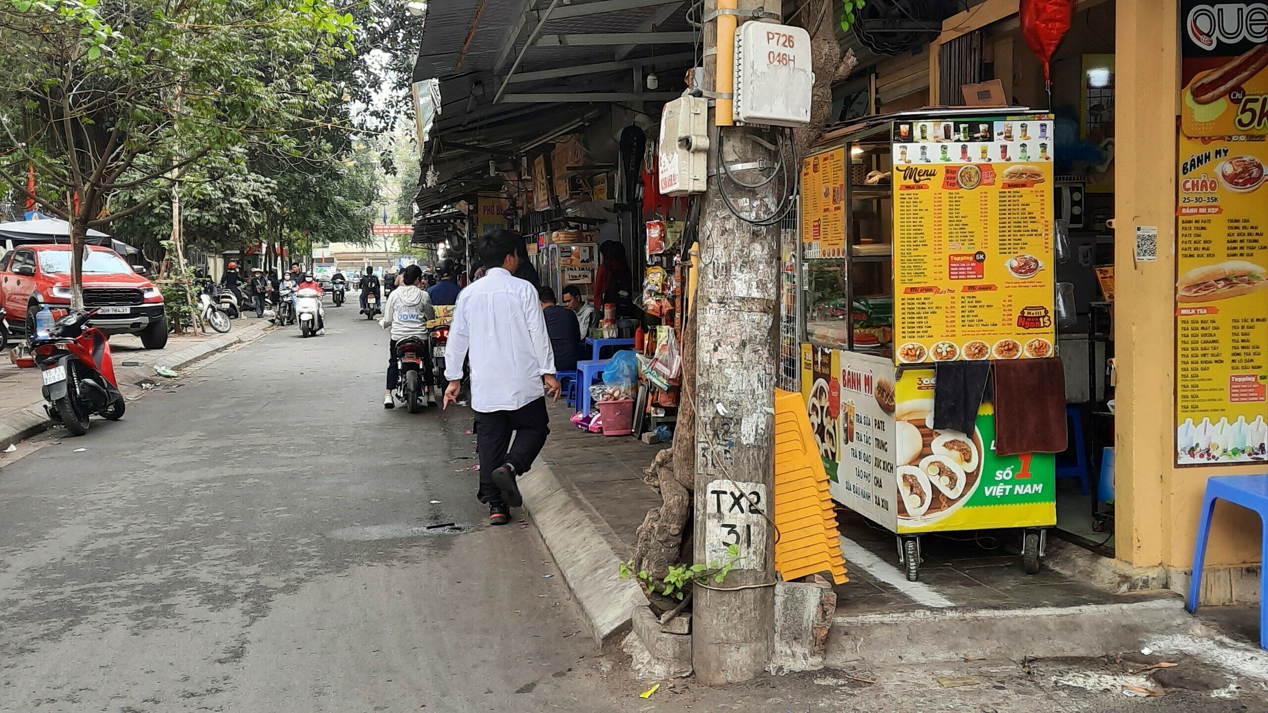 Ghi nhận thực tế cho thấy, vì không có không gian đi bộ không ít người dân đã phải đi xuống lòng đường.