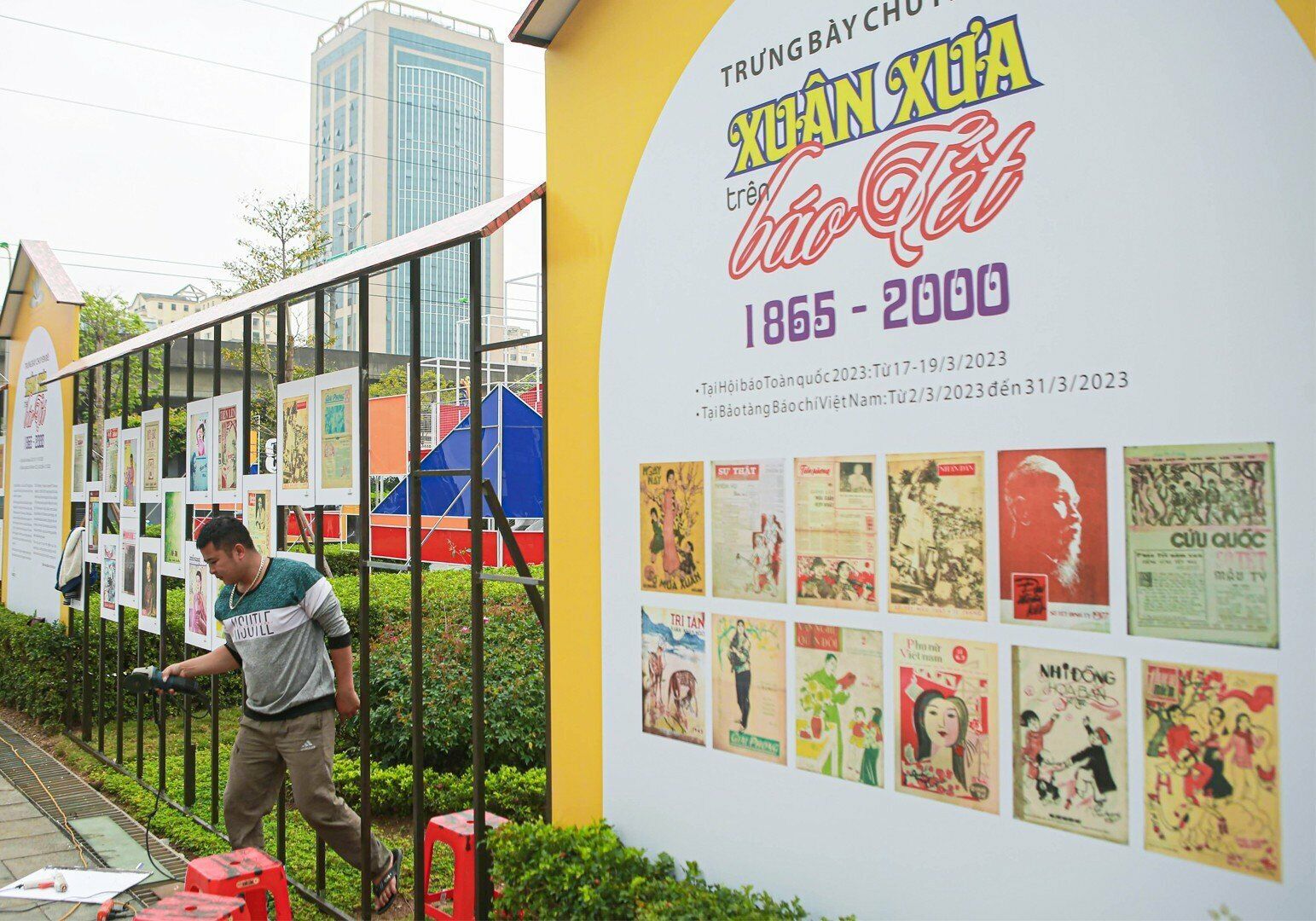 Dọc đường vào sẽ là loạt ảnh trưng bày "Xuân xưa trên báo Tết 1865 - 2000".