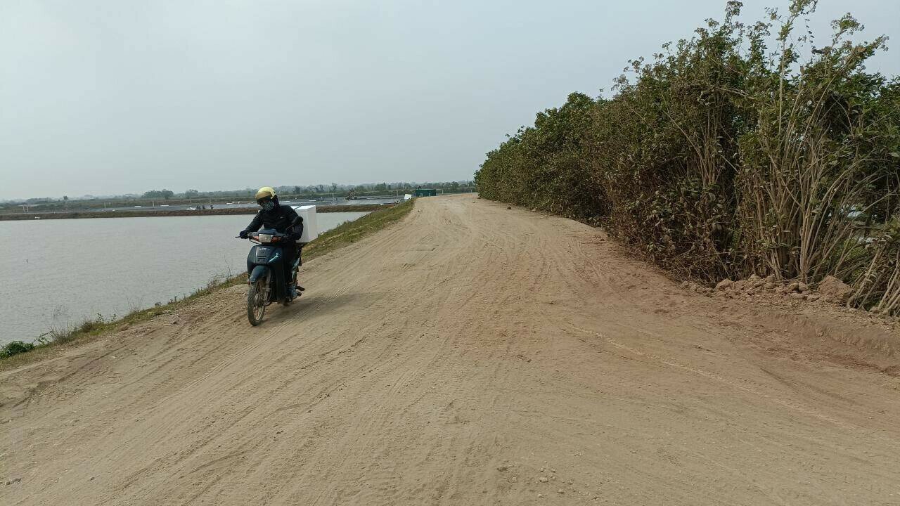 Nhiều đoạn đường bị đất, cát phủ kín mặt đê, có đoạn những ống nước có đường kính cỡ lớn được vắt ngang qua đê phủ lớp đá dăm tạo thành từng đống trên mặt đê khiến nhiều phương tiện và người tham gia giao thông trên tuyến gặp rất nhiều khó khăn, tiềm ẩn nguy cơ mất ATGT, TNGT cao.